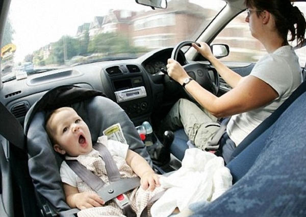 Để trẻ ngồi trong ô tô nhiều giờ ngày nắng nóng dễ khiến trẻ bị sốc nhiệt. Ảnh minh họa