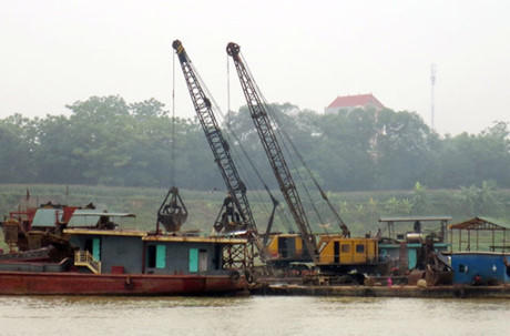 Mỗi tàu hút cát mang lại lợi nhuận cả trăm triệu đồng mỗi ngày.