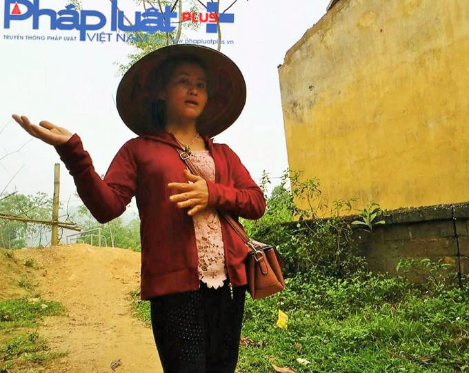Bà Hà Thị Liên người đứng ra thu mua "đá đen" tại điểm khai thác trái phép. (Ảnh Tiến Vũ)