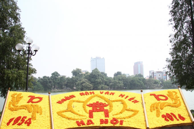 Đi kèm với lễ kỷ niệm ngày giải phóng thủ đô còn có biểu tượng" Hà Nội ngàn năm văn hiến " Trên phố Lý Thái Tổ.