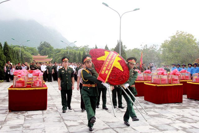 Lễ tiếp nhận các hài cốt liệt sĩ quân tình nguyện và chuyên gia Việt Nam hi sinh tại nước CHDCND Lào về an táng tại nghĩa trang Đồng Tâm (Bá Thước, Thanh Hóa)