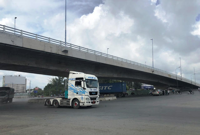 Sắp th&ocirc;ng xe cầu vượt n&uacute;t giao th&ocirc;ng nguy hiểm nhất ph&iacute;a Đ&ocirc;ng S&agrave;i G&ograve;n