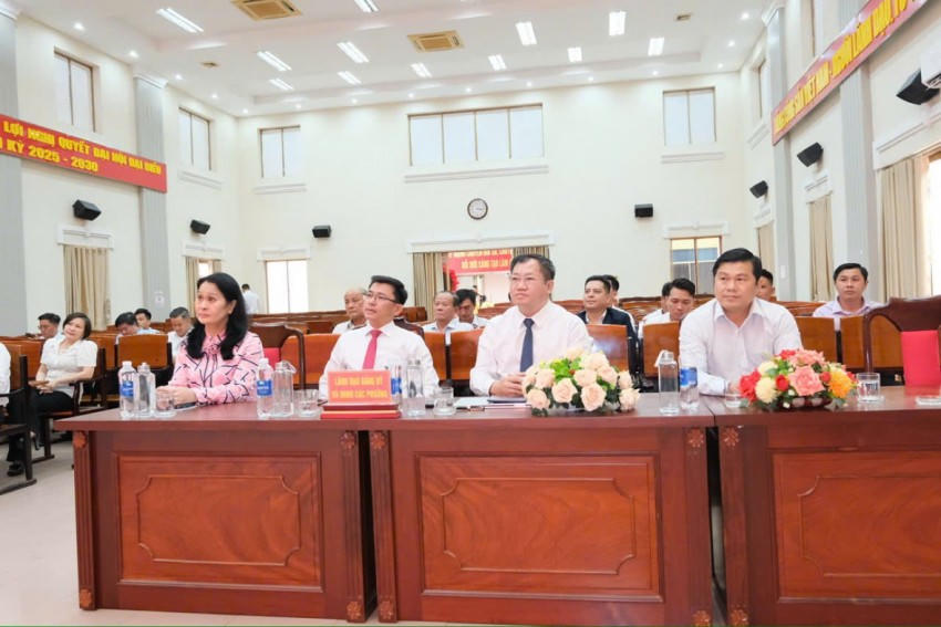 Lãnh đạo phường Long Khánh và Hội Doanh nhân trẻ tỉnh Đồng Nai dự Lễ ra mắt Chi hội Doanh nhân trẻ khu vực Long Khánh.