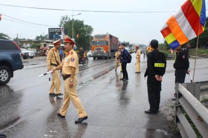 Lực lương CSGT phân luồng giao thông tại khu vực diễn ra đại lễ cầu siêu.