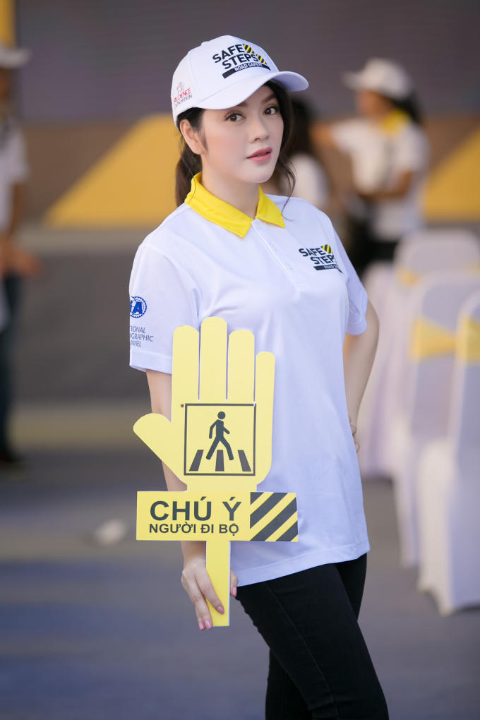 Lý Nhã Kỳ khoe vẻ thần thái hút hồn dù chạy 3 show 1 ngày