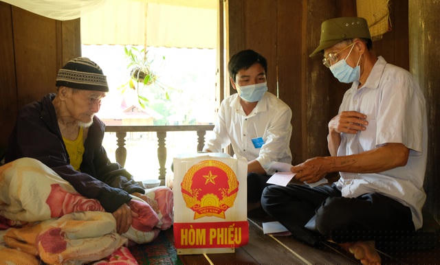 Con trai cụ Phước đọc to những ứng viên cho cụ Phước nghe.