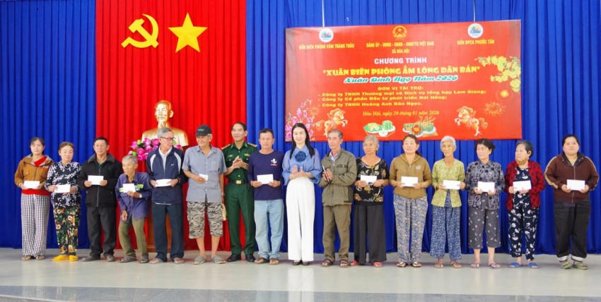 Đại tá Vũ Minh Tùng - Phó Chính ủy Ban Chỉ huy BĐBP tỉnh cùng lãnh đạo địa phương trao quà cho người dân
