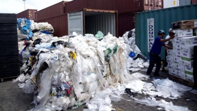 Với tình trạng ùn ứ hàng ngàn container phế liệu cần một giải pháp mạnh tay