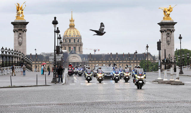 Đoàn xe hộ tống ô tô của Tổng thống đắc cử Emmanuel Macron tới điện Elysee. (Ảnh: Reuters)