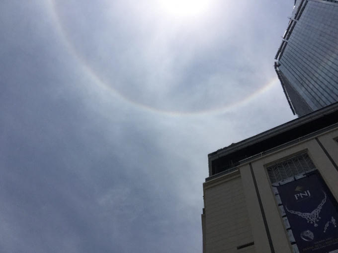 Cầu vồng tròn có màu từ ngoài vào trong là đỏ-cam-vàng-lục-lam-chàm-tím ...còn màu của quầng Mặt trời được sắp xếp ngược lại