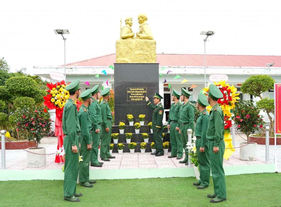 Khu tưởng niệm tượng đài “Bác Hồ với chiến sĩ Biên phòng” là địa chỉ giáo dục truyền thống cho cán bộ, chiến sĩ và tuyên truyền cho Nhân dân trên địa bàn.