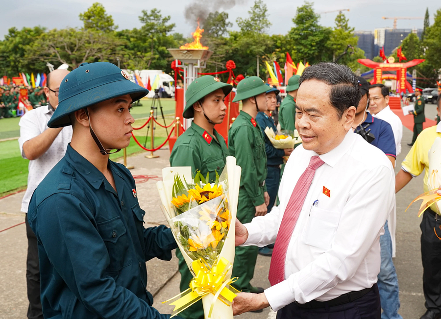 Ủy viên Bộ Chính trị, Chủ tịch Quốc hội Trần Thanh Mẫn, trao hoa và động viên các tân binh. Ảnh: PLO