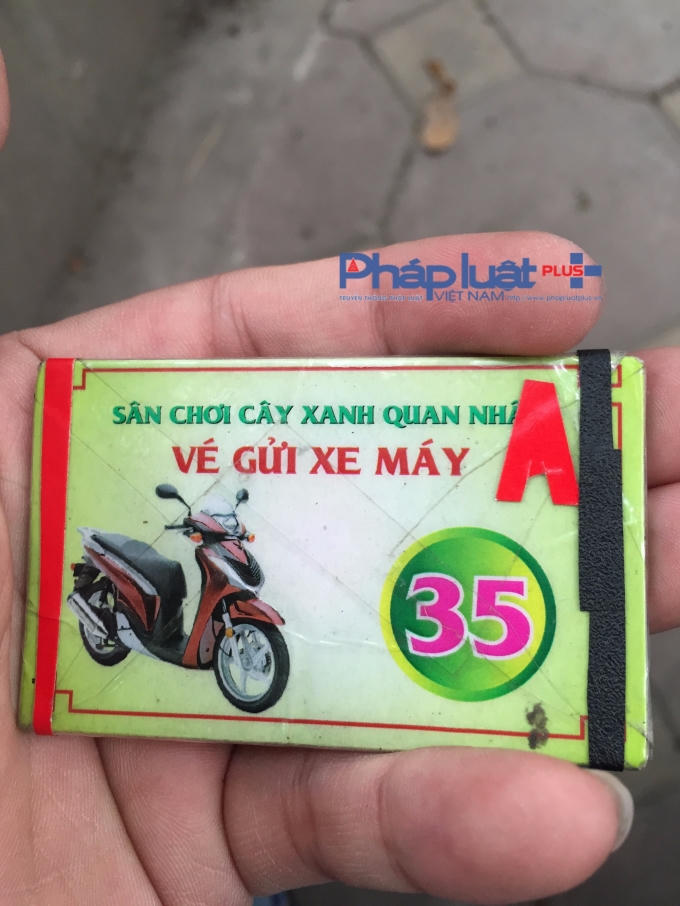 Vé gửi xe máy ban ngày của điểm trông xe này.