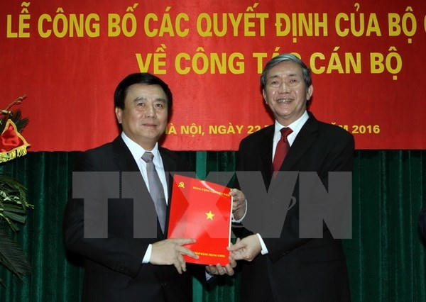 Thường trực Ban Bí thư Đinh Thế Huynh trao Quyết định cho giáo sư-tiến sỹ Nguyễn Xuân Thắng. (Ảnh: Nguyễn Dân/TTXVN).