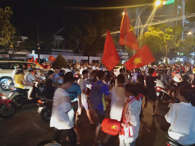 Đại lộ Hòa Bình bắt đầu kẹt cứng người