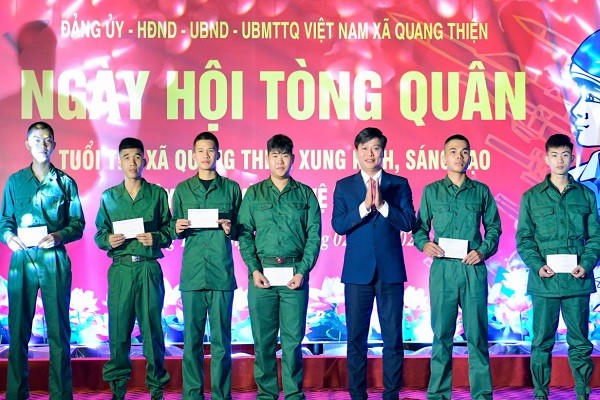 Lãnh đạo xã Quang Thiện tặng quà cho tân binh lên đường nhập ngũ năm 2026.