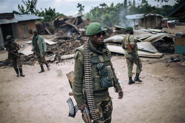 Binh sỹ Cộng hòa Dân chủ Congo tuần tra sau một vụ tấn công. (Ảnh: AFP/TTXVN)