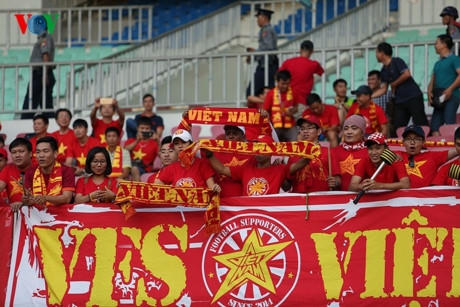 Các CĐV cuồng nhiệt của ĐT Việt Nam trên sân Wunna Theikdi, Nay Pyi Taw, Myanmar.