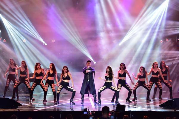 Quang Hà nắm tay Phương Thanh và Siu Black lại gần nhau trong Live Concert