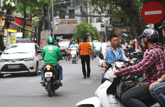 Tài xế GrabBike đi ngược chiều ở phố Lò Sũ.