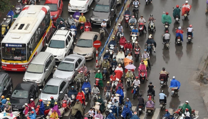 Người đi xe máy khi ùn tắc, thấy trống chỗ nào lao vào đó càng tạo nên mớ bòng bong, lộn xộn, vô tổ chức. Ảnh: Hoàng Hà.