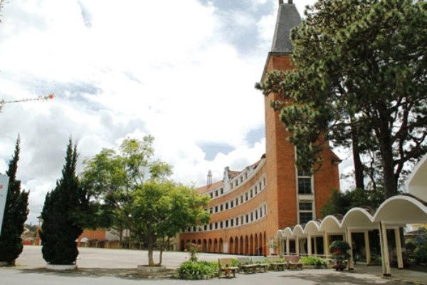 Trường Cao đẳng sư phạm Đà Lạt.