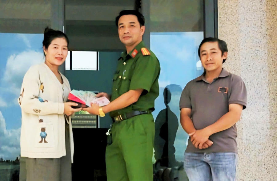 Người nhận lại chiếc ví là chị Trần Thị Ý Nhi (41 tuổi, trú xã Núi Thành, TP Đà Nẵng).