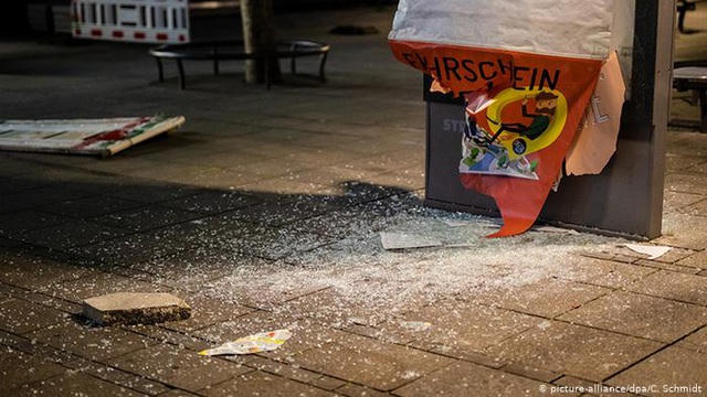 “Những cảnh tượng không thể tin nổi khiến tôi không nói lên lời. Trong 46 năm công tác trong ngành cảnh sát, tôi chưa bao giờ trải qua điều này”, cảnh sát trưởng thành phố Stuttgart Frank Lutz nói về vụ bạo loạn. Tổng cộng 9 cửa hàng bị cướp phá trong khi 14 cửa hàng khác bị tàn phá nặng nề. (Ảnh: DPA)