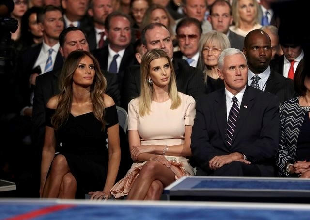 Melania và Ivanka Trump, vợ và con gái tỷ phú Donald Trump, ngồi cạnh ứng viên phó tổng thống của đảng Cộng hòa Pence theo dõi buổi tranh luận quan trọng.