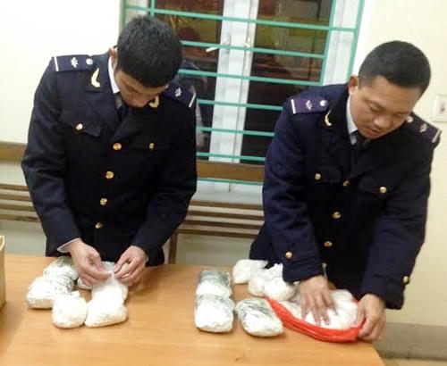 Lực lượng Hải quanTrạm KSLN Km15 - Bến Tàu Dân Tiến, TP Móng Cái đang kiểm tra, bắt giữ vụ vận chuyển 8,2 kg ma túy tổng hợp.