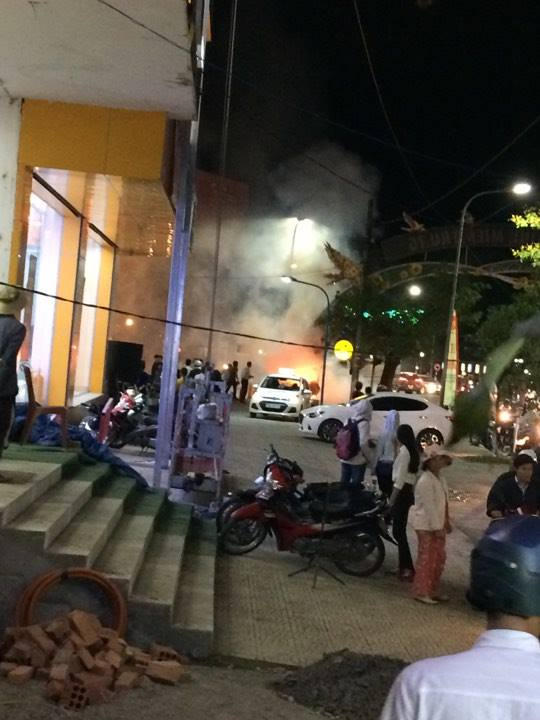 Vụ cháy khiến nhiều người chứng kiến hốt hoảng.