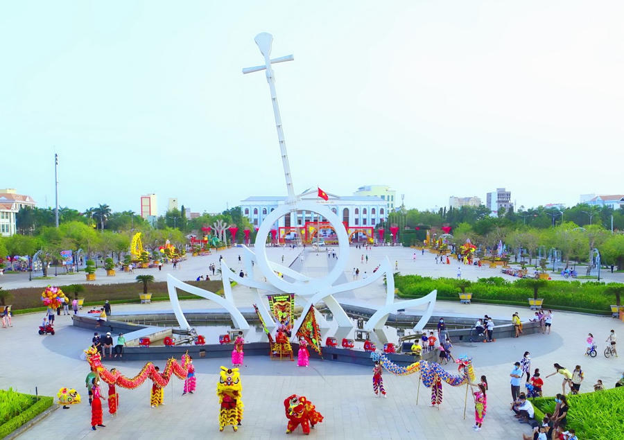 Du khách tham quan Quán Âm Phật đài (phường Hiệp Thành) và Quảng trường Hùng Vương (phường Bạc Liêu) – không gian văn hóa, tâm linh và sinh hoạt cộng đồng đặc trưng của Cà Mau.