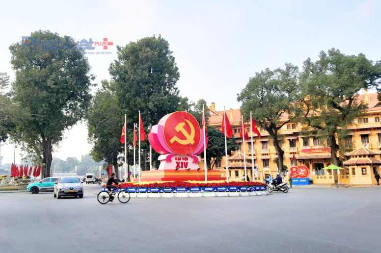 Biểu tượng búa liềm cùng cờ Đảng, cờ Tổ quốc được bố trí trang trọng tại nút giao Điện Biên Phủ - Độc Lập - Chu Văn An kế bên Lăng Chủ tịch Hồ Chí Minh và trụ sở Bộ Ngoại Giao.