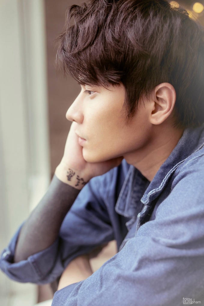 Nam thần Hồng K&ocirc;ng Trịnh Kh&ocirc;i Vĩ tiếp tục đốn tim fan với vẻ trầm tư