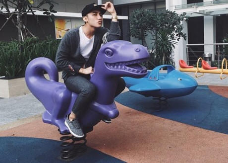 Sơn T&ugrave;ng &ldquo;nh&iacute; nhố&rdquo; đ&ugrave;a nghịch dưới s&acirc;n chơi d&agrave;nh cho&hellip; trẻ con.