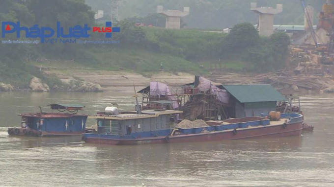 Các phương tiện được tạm giữ tại chỗ, sát chân cầu đang xây dựng. (Ảnh: Tiến Vũ)
