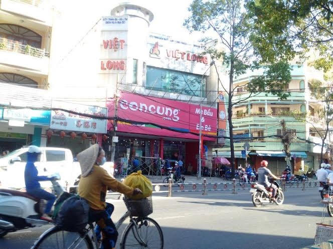 Siêu thị mẹ bầu và em bé Con Cưng (Công ty cổ phần Con Cưng) bị khách hàng tố về chất lượng sản phẩm.