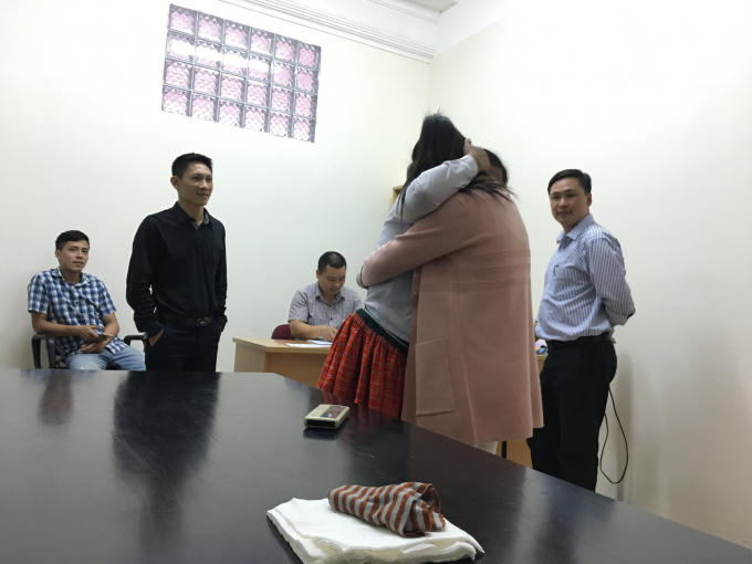 Hạnh phúc vỡ òa của 2 mẹ con trong ngày Giàng Linh Anh được cán bộ C45 trao trả. Ảnh: Thu Thủy