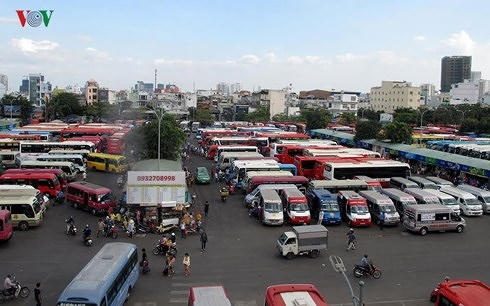 Mỗi dịp lễ  Tết, nhu cầu đi xe của người dân lại "nóng" tại các bến xe.