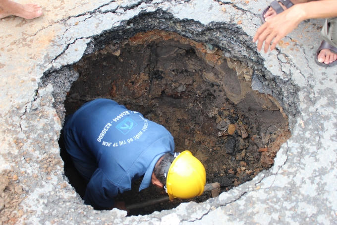 Nhân viên công ty thoát nước đô thị tích cực khắc phục.