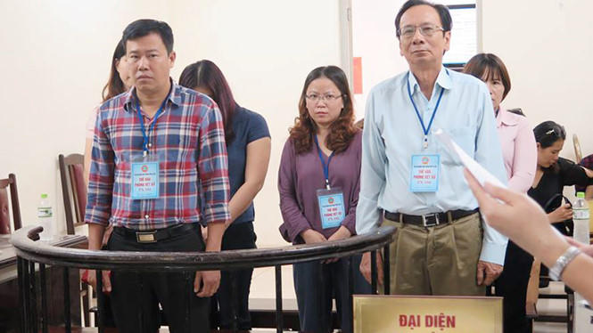 Ông Hải (ngoài cùng bìa phải) trước tòa. Ảnh: Thanh Niên
