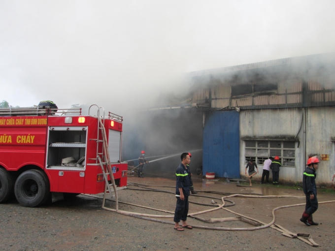 Lực lượng cảnh sát PCCC nỗ lực dập tắt đám cháy.
