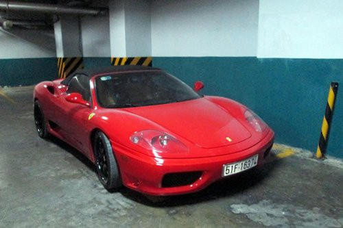 Siêu xe Ferrari 360 Spider nằm trơ trọi một góc trong hầm xe Sài Gòn. Dường như đã khá lâu nó không được sử dụng, với lớp bụi phủ nhẹ trên thân xe.