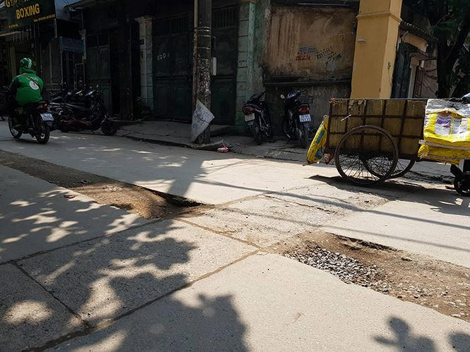 Có những đoạn hố sâu đến 20cm, lại ngay giữa đường khiến các phương tiện qua lại vô cùng vất vả.