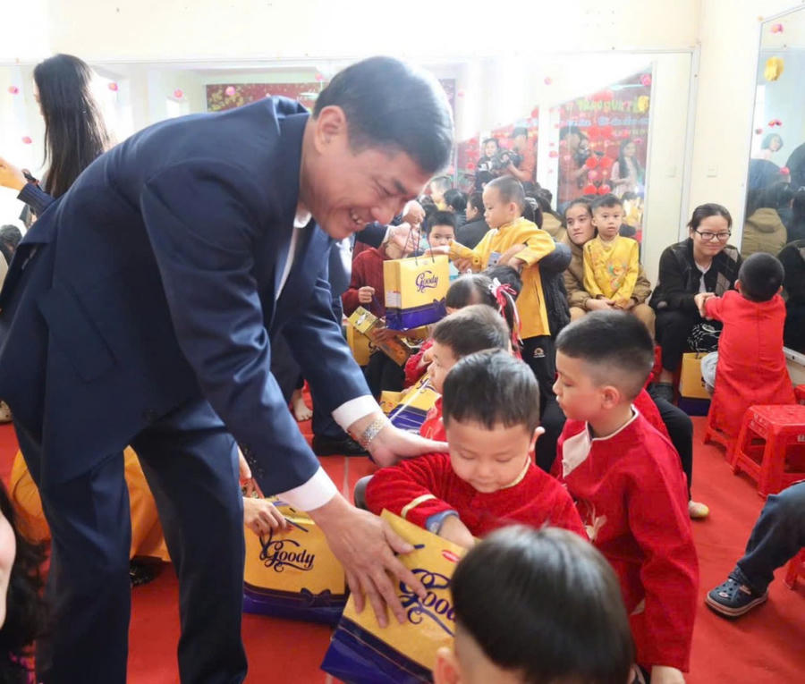 Ông Thái Văn Thành - Phó Chủ tịch UBND tỉnh Nghệ An trao quà cho trẻ em đang được trị liệu, can thiệp tại Quỹ BTTE.
