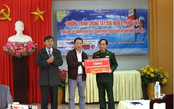 Tổng Biên tập Đào Văn Hội thay mặt Báo trao tặng sách, báo cho Bộ Chỉ huy Bộ Đội biên phòng tỉnh Quảng Ninh.