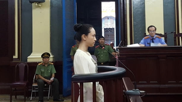 Người đẹp đang vướng lao lý này vẫn xinh đẹp, rạng ngời.