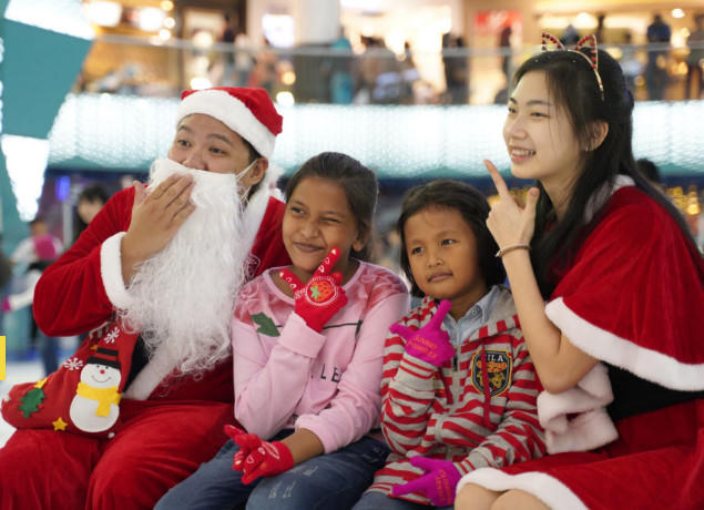 “Ông già Noel” chụp ảnh cùng các em nhỏ tại một trung tâm mua sắm trong đêm Giáng sinh ở Petaling, Malaysia, ngày 24/12. Ảnh: AP.