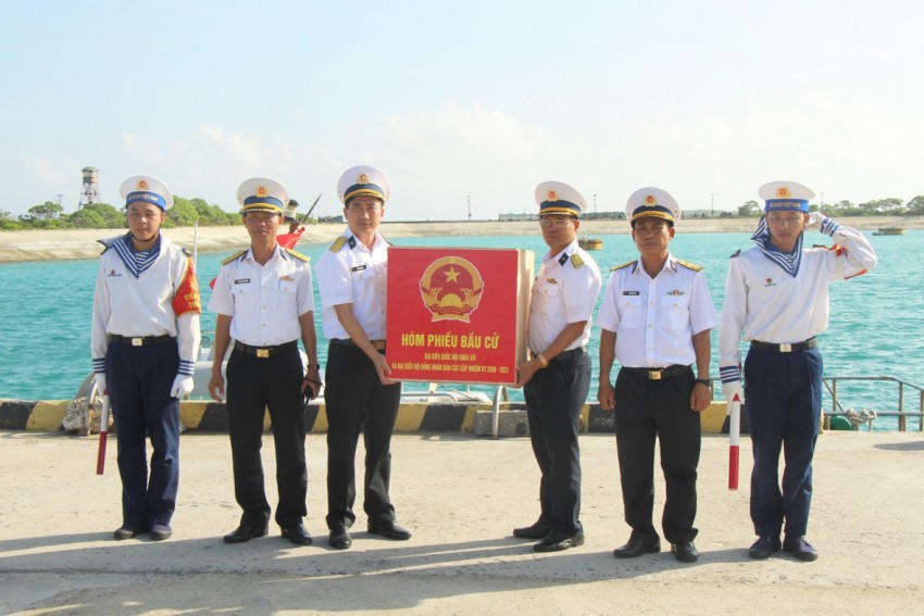 Vượt qua hàng trăm hải lý, hòm phiếu và vật chất bảo đảm đã được vận chuyển an toàn, bàn giao cho các tổ bầu cử trên các đảo