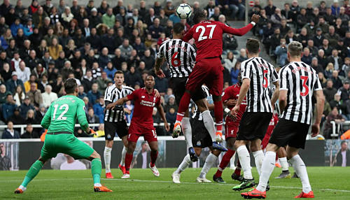 Origi (số 27) đánh đầu ghi bàn quyết định. Đây là bàn thắng thứ 12 của Liverpool được thực hiện bởi cầu thủ vào sân thay người - thống kê cao nhất giải. Ảnh: Reuters.